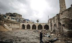 Gazzeliler, yıkılan camide ramazanı uğurluyor