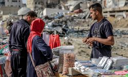 Gazze'nin güneyindeki Refah'ta çarşılarda buruk bayram telaşı yaşanıyor