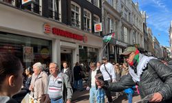 Hollanda'da Burger King şubeleri önünde toplanan gruplar İsrail'i protesto etti