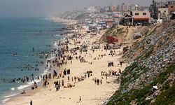 Gazzeliler, savaş atmosferinden çıkmak için sığındıkları sahilde denize girdi