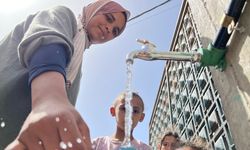 Filistinli Maha, 10 kişilik ailesinin geçimin sağlamak için çamaşır yıkıyor