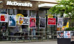 Hollanda'da bir araya gelen gruplar, McDonald’s şubelerinin önünde İsrail'i protesto etti