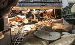 Filistinliler, bölgede çalışan tek fırından ekmek alabilmek kuyrukta bekledi