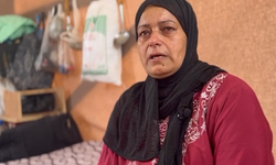 Filistinli kadın, İsrail saldırılarından kaçarak geldiği Refah kentinde kızını ve torununu defnetti