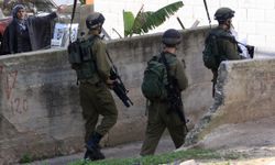 İsrail güçleri, "araçla ezme girişimi" iddiasıyla gözaltına aldığı 2 Filistinlinin evine baskın düzenledi