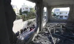 İsrail askerleri, Batı Şeria'da Filistinli 2 tutuklunun evini yıktı