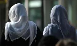 Almanya'da başörtülü iki kız çocuğuna ırkçı saldırı!