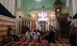 Yasa dışı Yahudi işgalciler, El Halil'deki İbrahim Camisi'nde ayin yaptı!