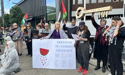 İrlanda'da, İsrail'in Dublin Büyükelçiliği önünde Filistin'e destek gösterisi