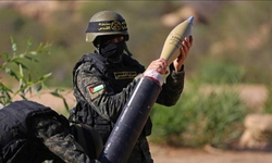 Filistin direniş grupları, Gazze'de İsrail askerleri ile araçlarını vurdu