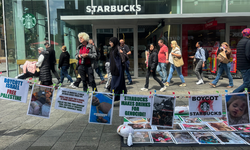 Hollanda'da bir araya gelen gruplar, Starbucks şubelerinin önünde İsrail'i protesto etti