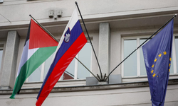 Slovenya'da hükümet binasına Filistin bayrağı asıldı