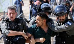 İsrail askerleri, Batı Şeria'daki baskınlarda en az 25 Filistinliyi gözaltına aldı