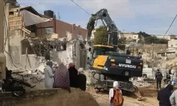 Siyonist İsrail ordusu, Filistinlilere ait bir evi yıktı