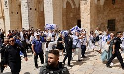 Fanatik Yahudi yerleşimciler Mescid-i Aksa'da İsrail bayrağı açtı