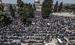 Kısıtlamalara rağmen 30 bin Müslüman Mescid-i Aksa'da cuma namazı kıldı