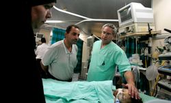 Filistinli doktorlar, sınırlı imkanlarla yaralıları ameliyat ediyor