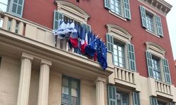 Fransa'nın Nice şehrinde yüzlerce kişi belediye binasına İsrail bayrağı asılmasını protesto etti
