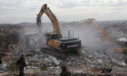İsrail askerleri, Batı Şeria'da Filistinlilere ait bir ev ve yapıyı yıktı