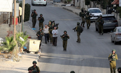 İsrail askerleri, işgal altındaki Batı Şeria'da 25 Filistinliyi gözaltına aldı