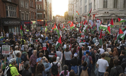 İngiltere'de Filistin destekçisi eylemciler Dışişleri Bakanlığının girişini kapattı