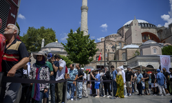 Ayasofya'nın ibadete açılışının yıl dönümünde ziyaretçilere yemek dağıtıldı