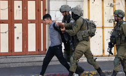 İsrail güçleri, işgal altındaki Batı Şeria'da 22 Filistinliyi gözaltına aldı