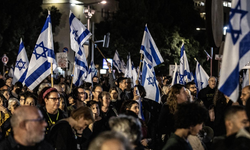 Gazze'deki İsrailli esirlerin yakınları Tel Aviv’de otoyolu trafiğe kapattı