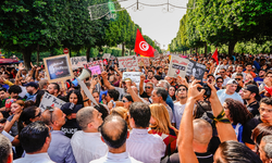 Tunus'ta seçim denetimi için yasa değişikliği protesto edildi