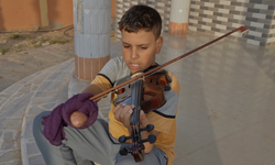 İsrail'in saldırısında elini kaybeden Gazzeli Muhammed müzik tutkusundan vazgeçmedi