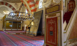 Kabe'nin kapı örtüsü Edirne Eski Cami'de sergileniyor