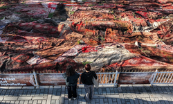 Ayasofya Meydanı'ndaki enstalasyon Gazze'deki halıları hatırlatıyor