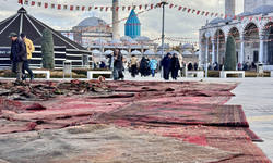 Gazze'deki yıkıma Mevlana Meydanı'na serdikleri halılarla dikkati çekiyorlar