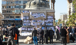 Suriyeliler, Merce Meydanı'na astıkları ilanlarla yakınlarını arıyor