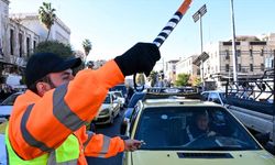 Şam’da trafik polisleri kaçtı, gönüllüler trafiği düzenliyor