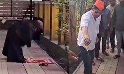 Hindu grup, namaz alanını inek idrarıyla yıkadı