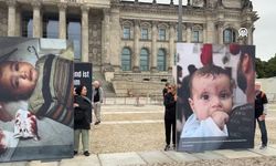 Berlin'de Gazzeli çocukların fotoğrafları Federal Meclis önünde sergilendi