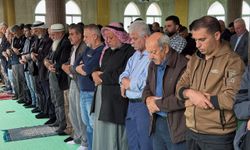 Filistinliler, cuma namazını İsraillilerin saldırdığı camide kıldı