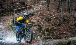 Uçurumdan düşen bisikletçi şarap içerek hayatta kaldı