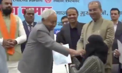 Hindistan'da Başbakan, Müslüman doktorun peçesini açtı!