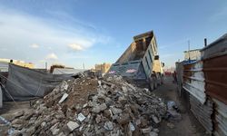 Gazze'de sel tehlikesi: Çadırlara kumdan bariyer