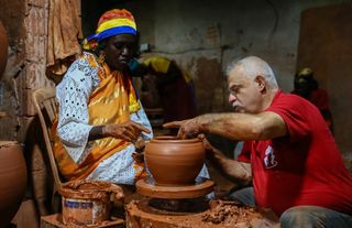 Afrikalı çömlekçiler, mesleğin modern tekniklerini Menemen'de öğreniyor