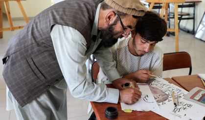 Afganistan'da kaybolmaya yüz tutan sülüs hat sanatı canlandırılıyor