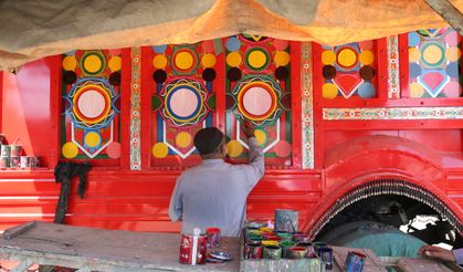 Pakistan'da kamyonlar, rengarenk "sanat eserlerine" dönüştürülüyor