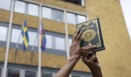 İsveç'te parlamento binası önünde Kur'an-ı Kerim'e yönelik saldırı