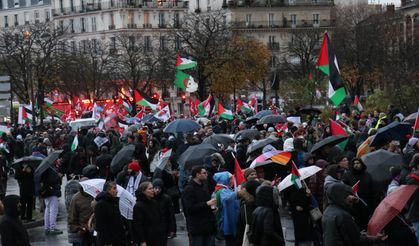 Parisliler şiddetli yağışa rağmen Gazze için yürüdü