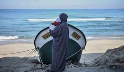 İsrail'in saldırılarından kaçan Filistinliler deniz kenarına sığındı