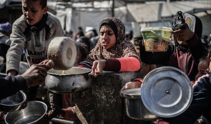 Filistinliler, dağıtılan yemeklere ulaşabilmek için saatlerce sıra bekliyor