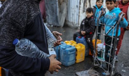 İsrail saldırılarının devam ettiği Gazze Şeridi'nde su sıkıntısı yaşanıyor