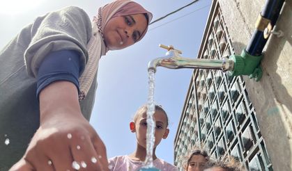 Filistinli Maha, 10 kişilik ailesinin geçimin sağlamak için çamaşır yıkıyor